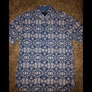 Men’s American Eagle button down shirt.